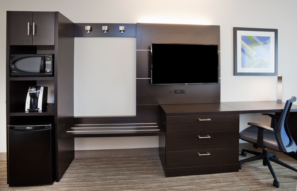 Holiday Inn Express & Suites Dickinson 58/60