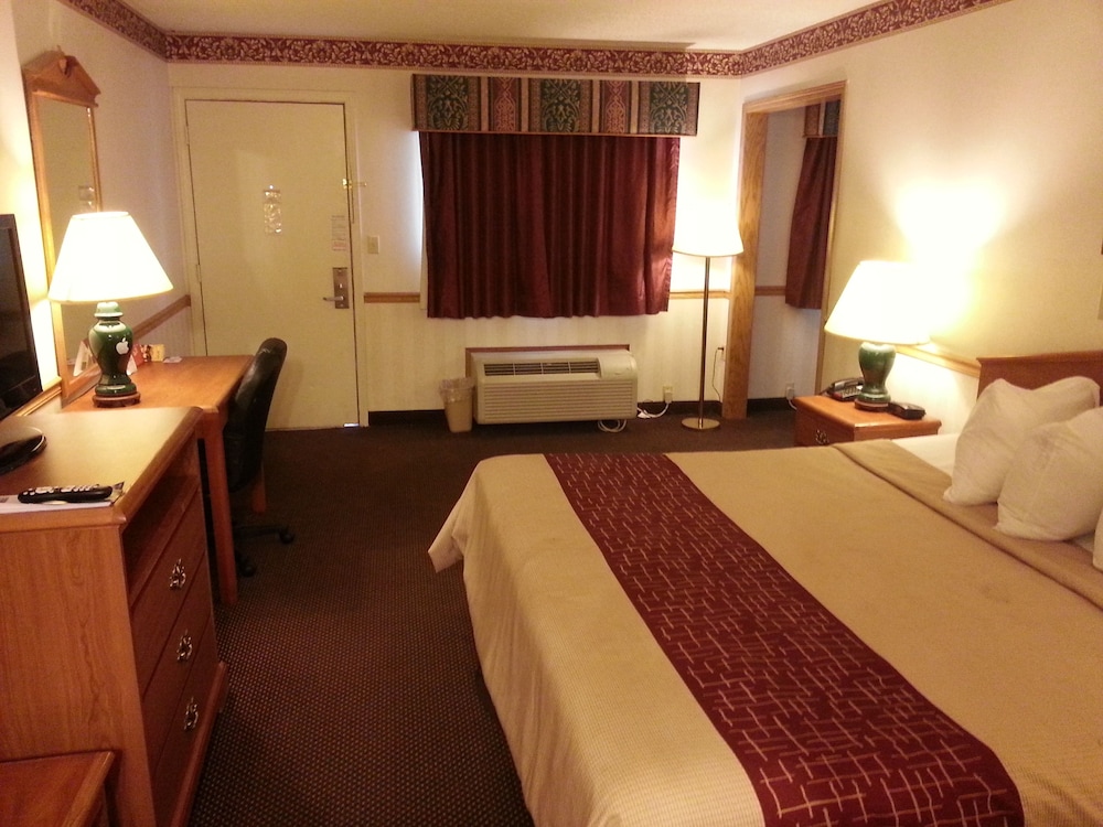 Days Inn & Suites by Wyndham Monroe 13/26