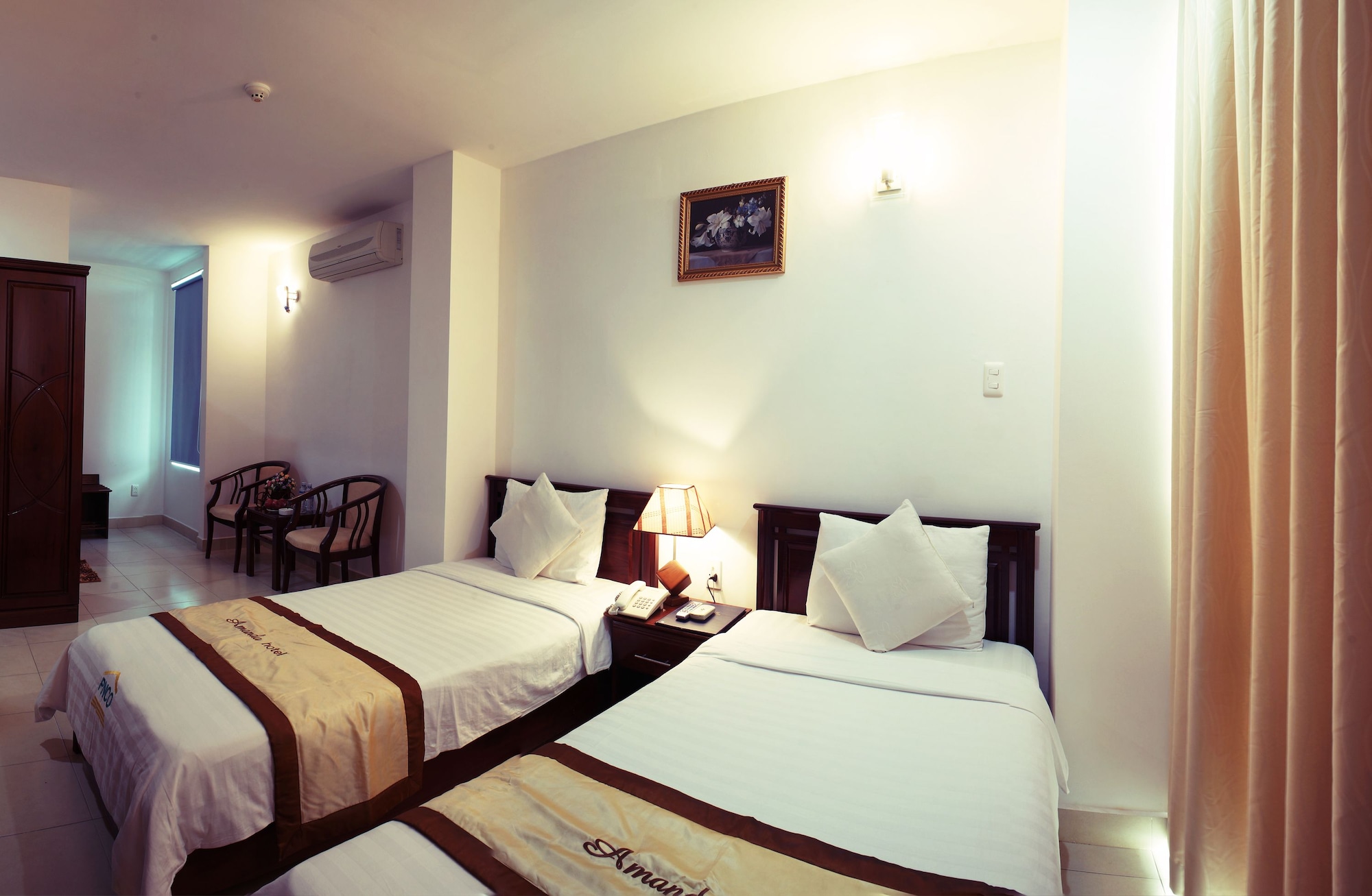 JUNIOR, DOUBLE OR TWIN BED, CITY VIEW