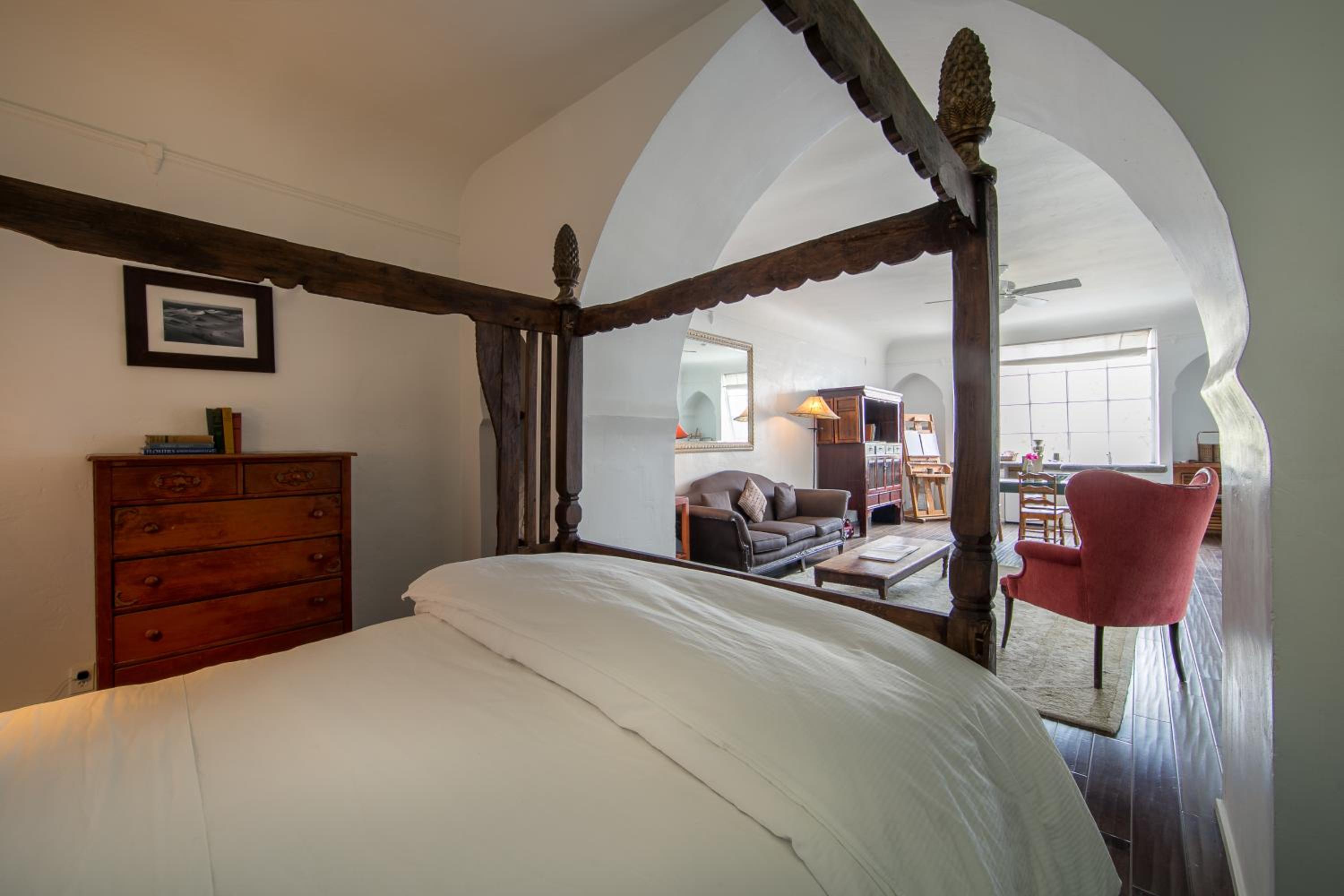 Artist, Studio, Queen Bed