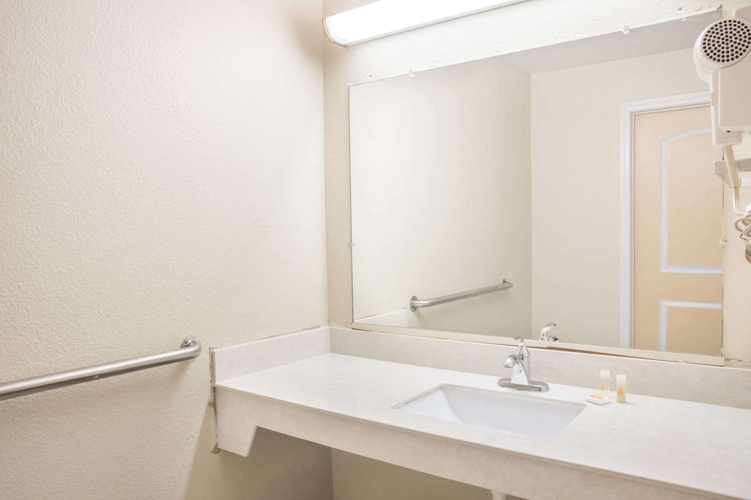 Days Inn By Wyndham Bastrop 16/17