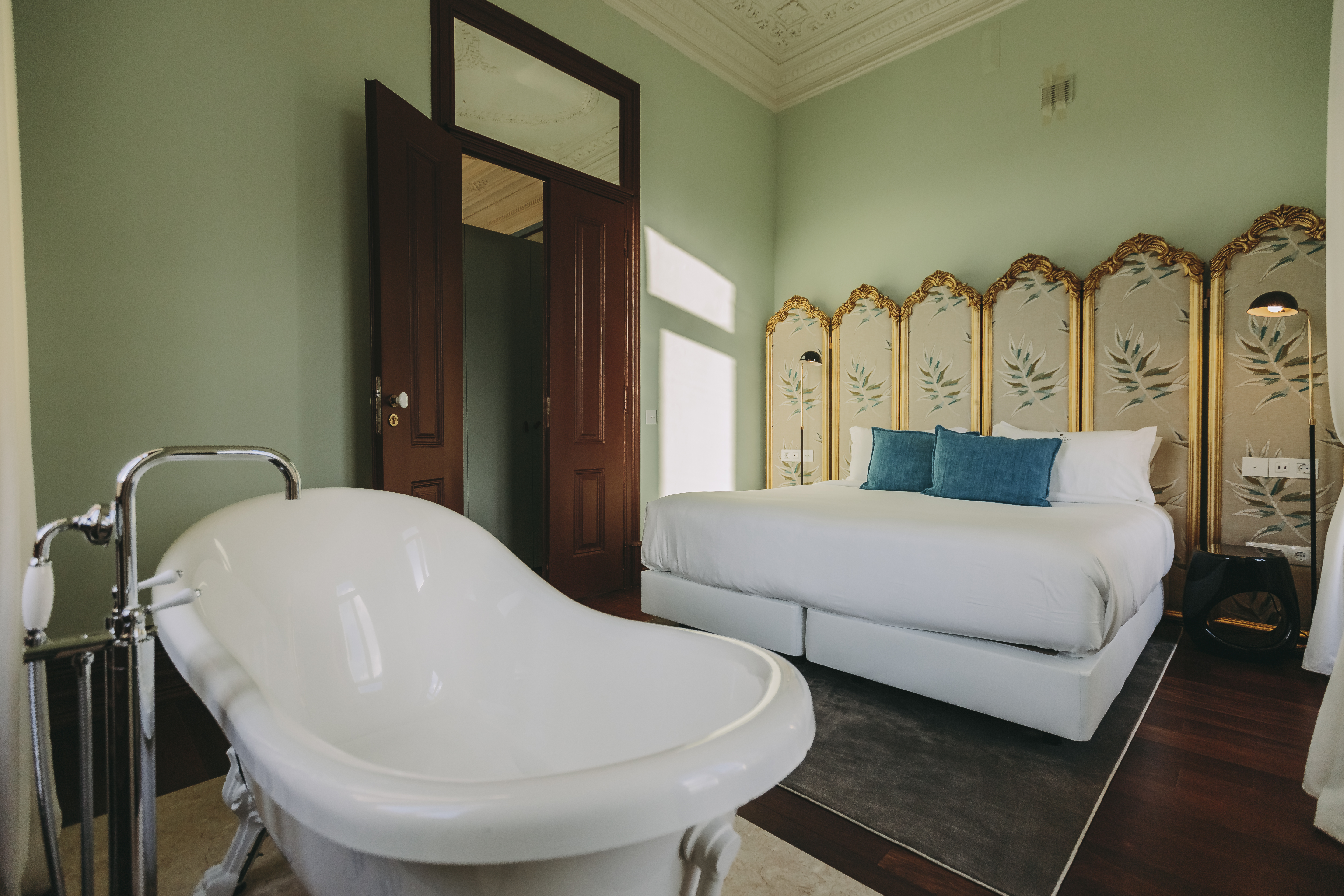 Suite, City View