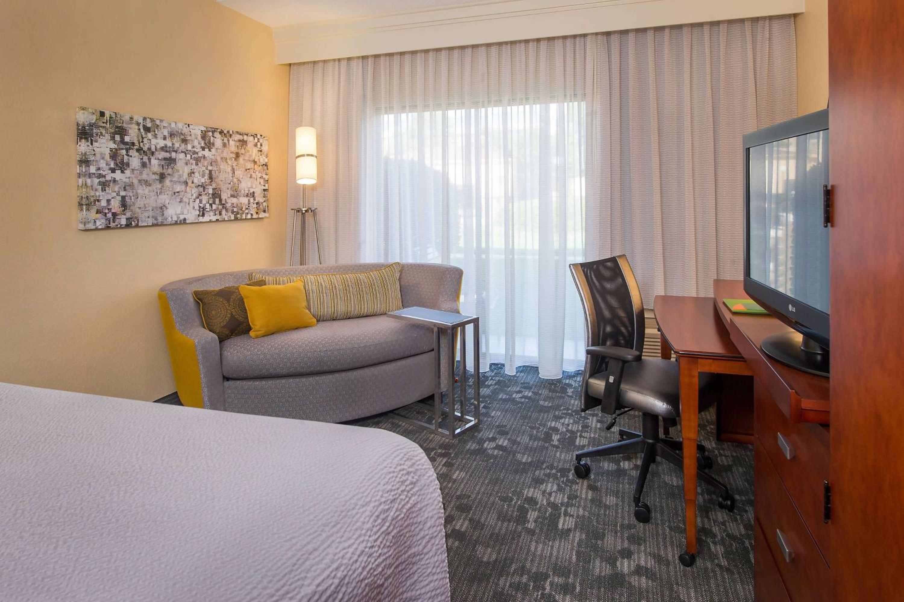 DELUXE, KING BED, BALCONY OR PATIO
