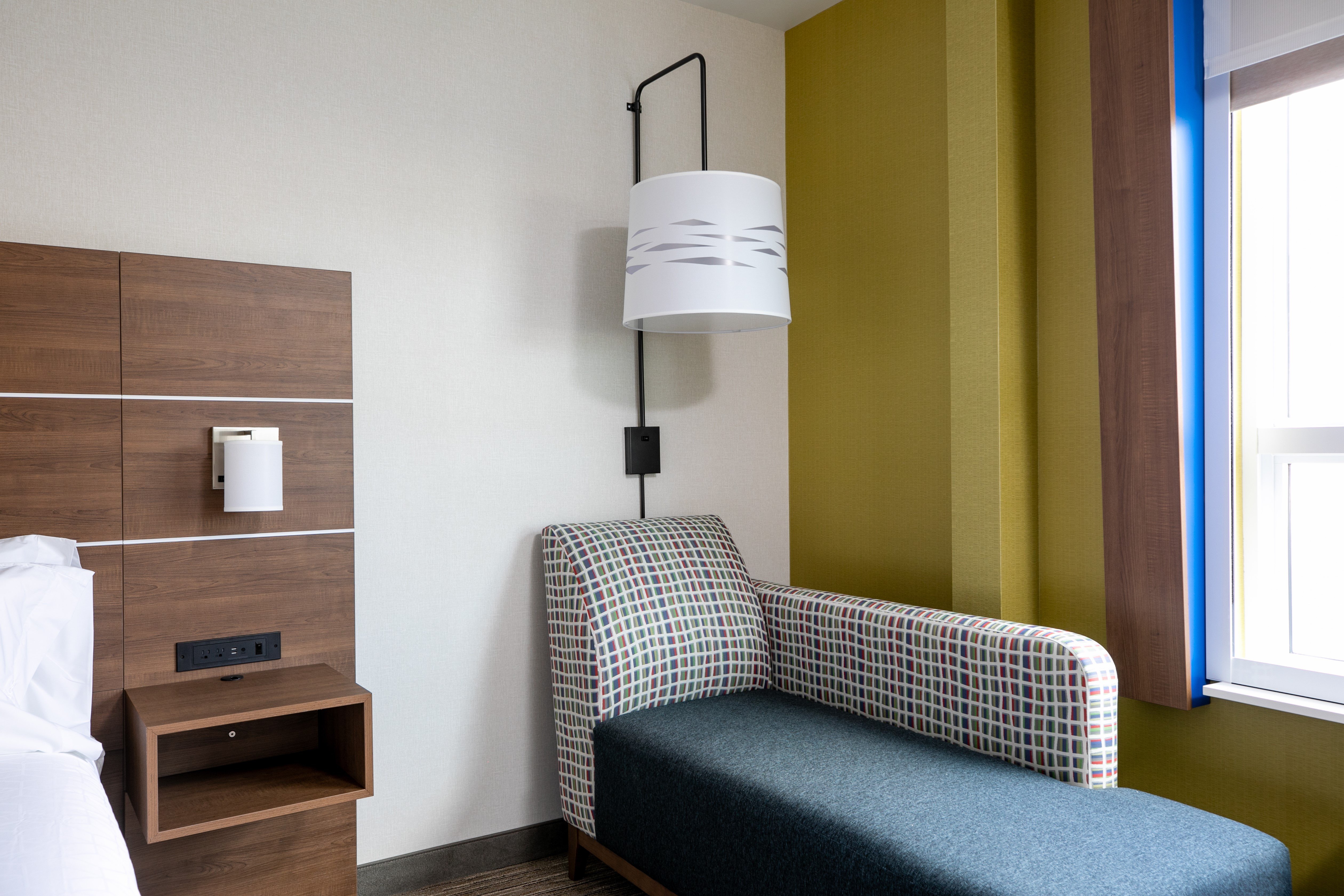 Holiday Inn Express Lethbridge Southeast 53/72
