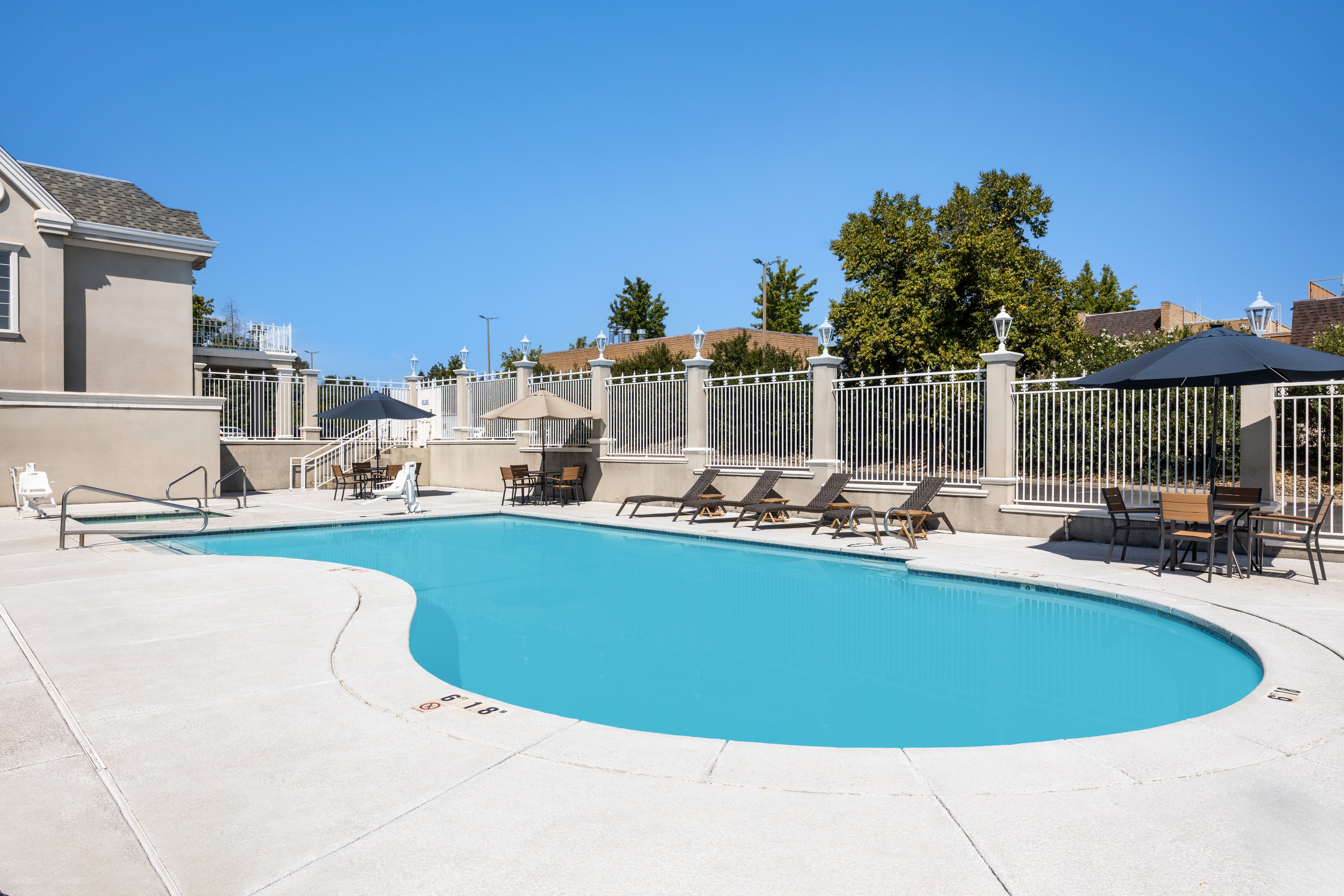 Holiday Inn Redding 64/68