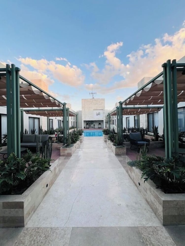 La Posada Hotel &amp; Suites 65/68