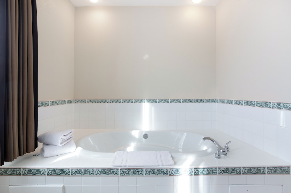 Lakeview Inn & Suites 60/60