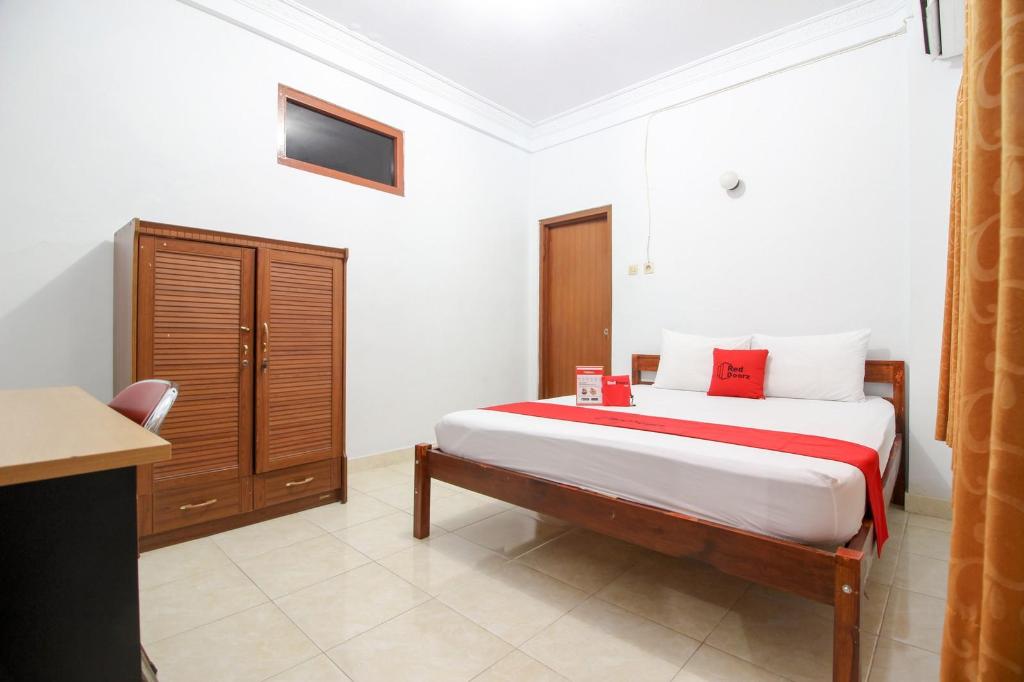 Reddoorz Plus Near Alun Alun Selatan 15/42