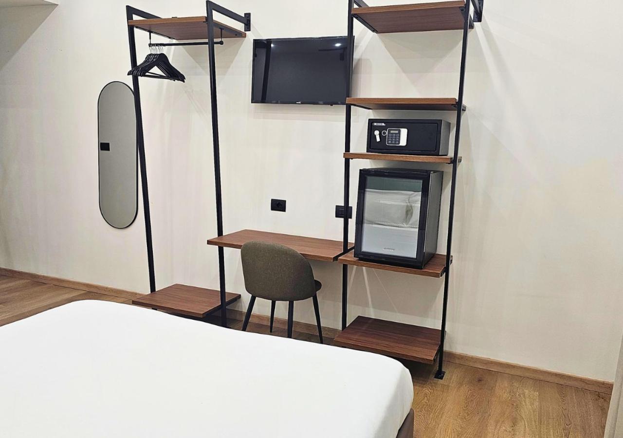 غرفة ثلاثية، HOTEL GALLES 3/5