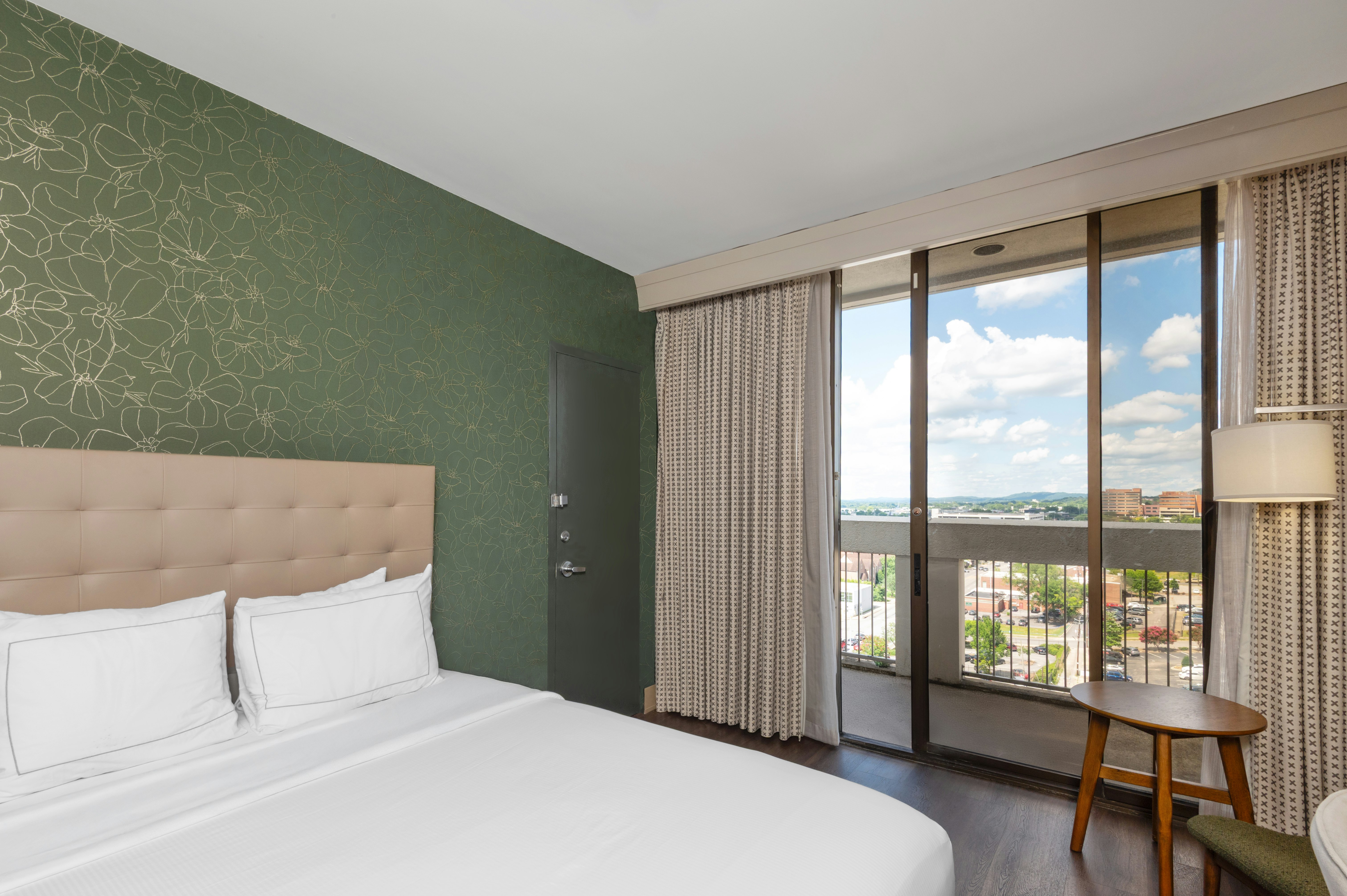 ROOM, KING BED, BALCONY