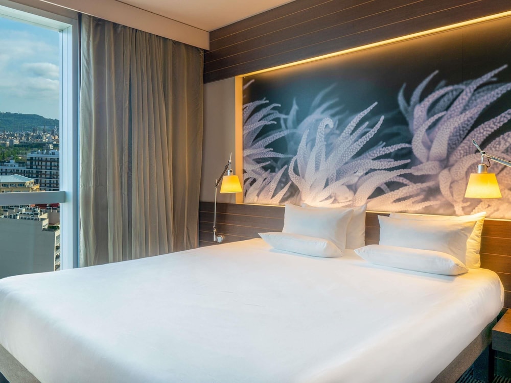 SUITE, QUEEN BED, SOFA