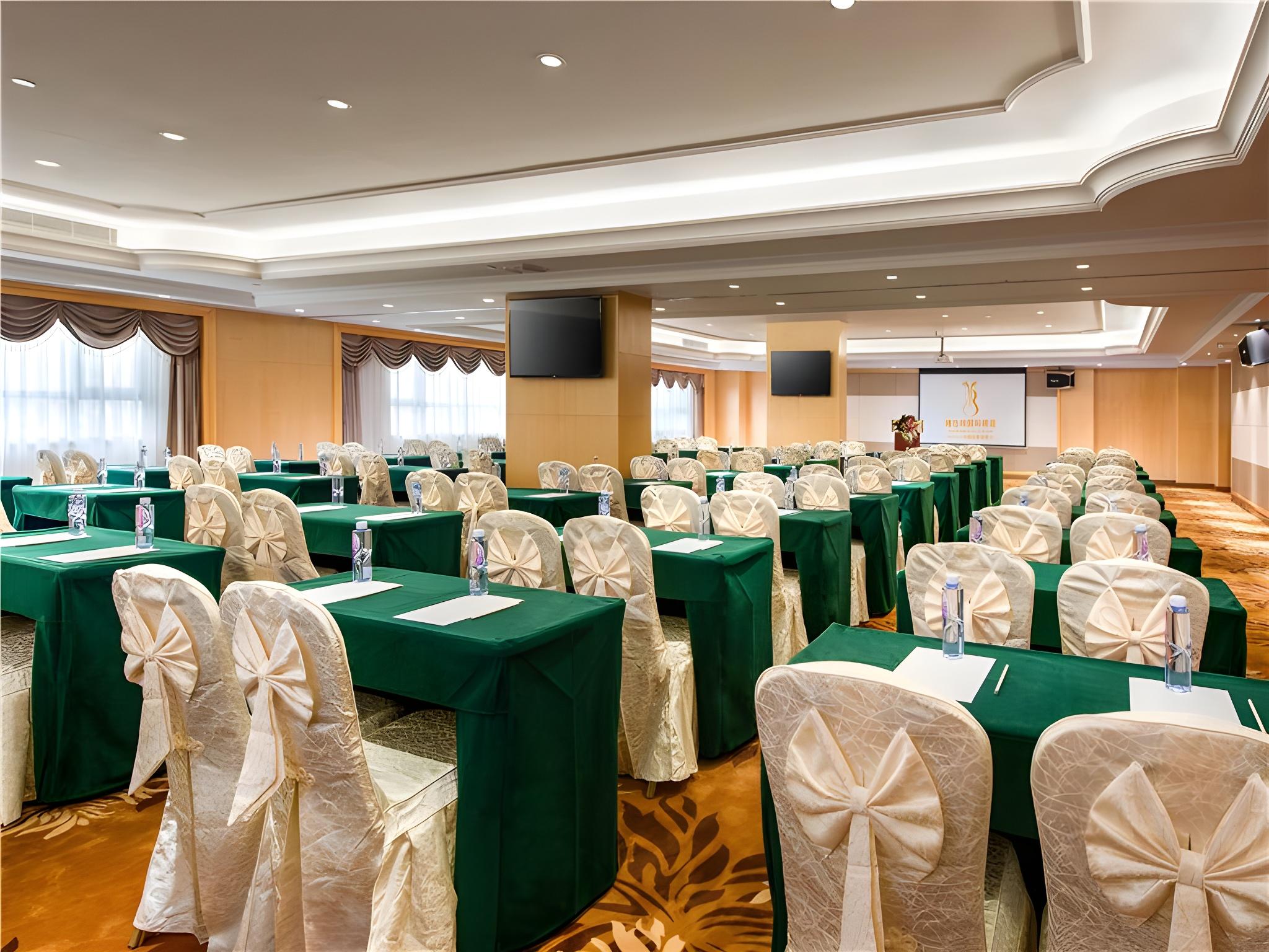 Vienna International Hotel (Shenzhen Buji Dafen Metro Station) 36/41