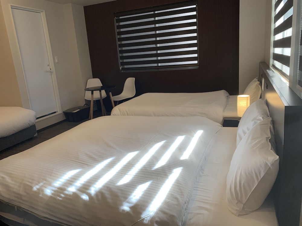 SUITE, TWIN BEDS