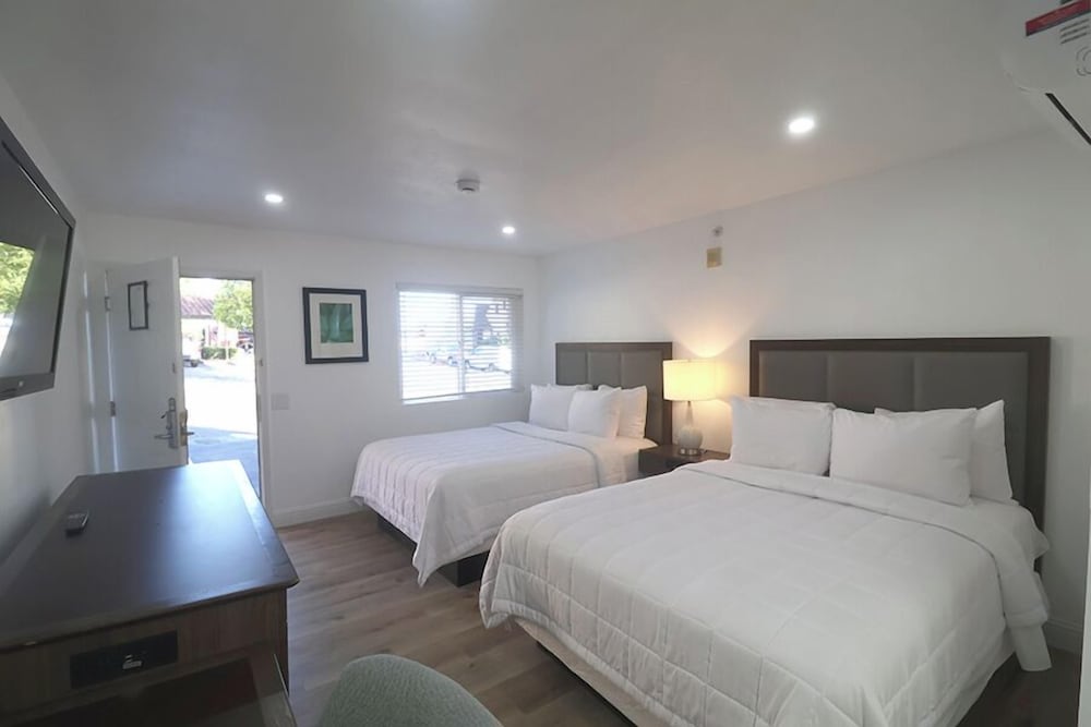 Lamplighter Inn Suites 25/46