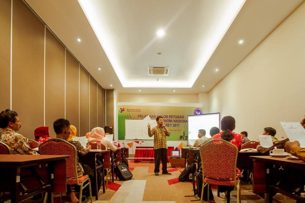 Front One Hotel Purwodadi 52/72