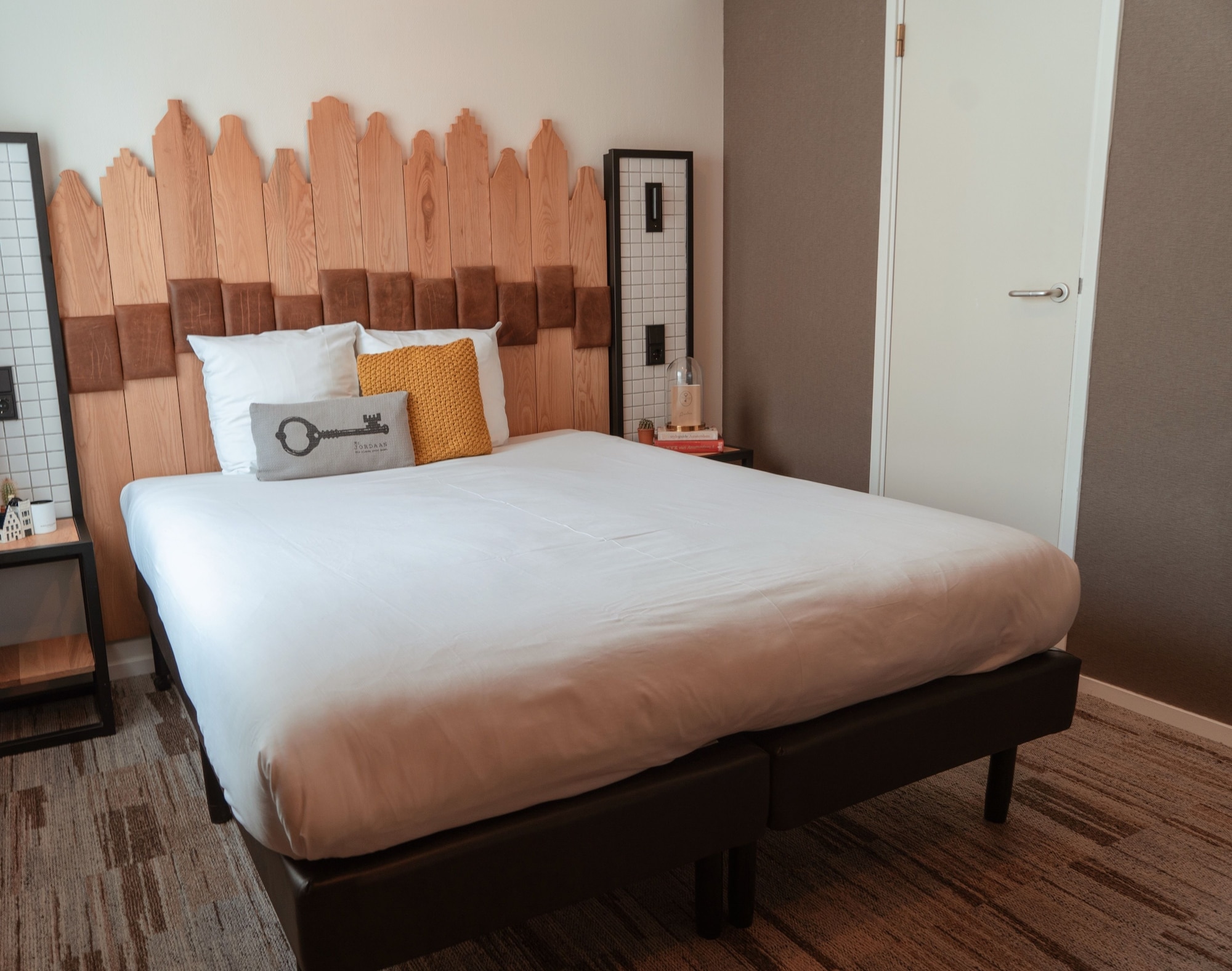 STANDARD, QUEEN BED