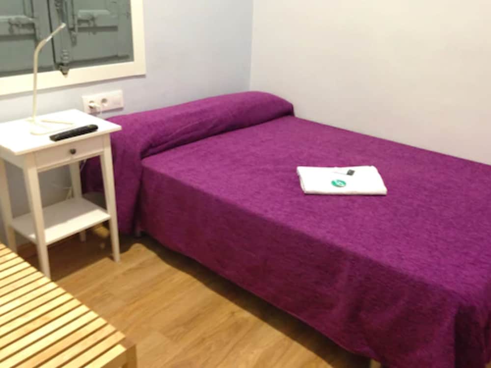 1 BEDROOM, BASIC, SINGLE, PRIVATE BATHROOM