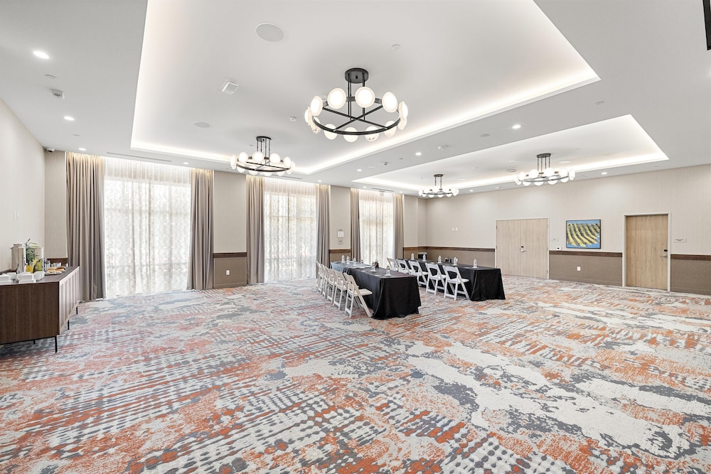 Hampton Inn by Hilton Ontario Airport 8/36