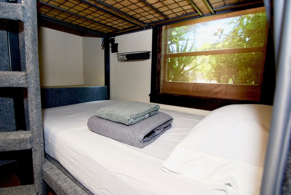 Sheridan Hostel 8/50