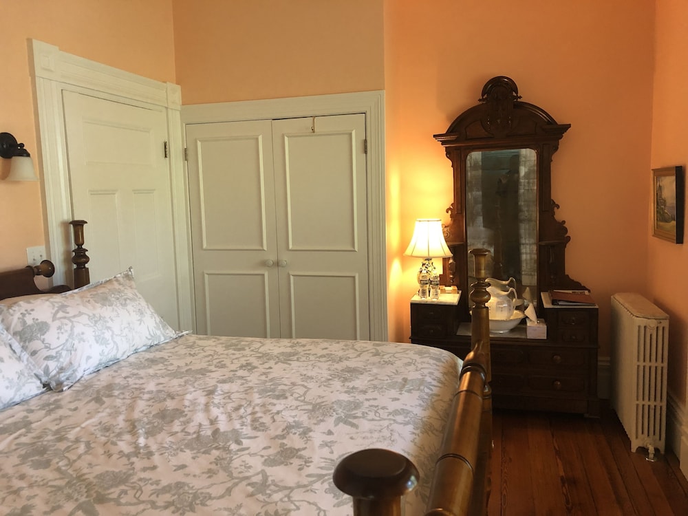 Delano Homestead Bed & Breakfast 12/64