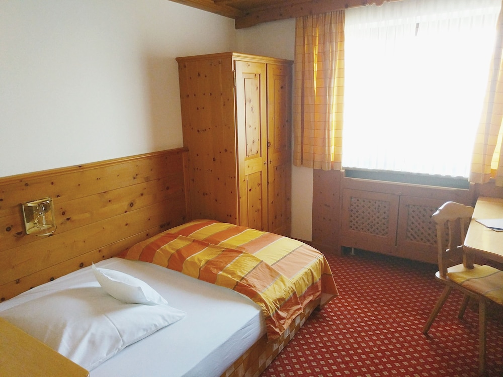 ROOM, SINGLE