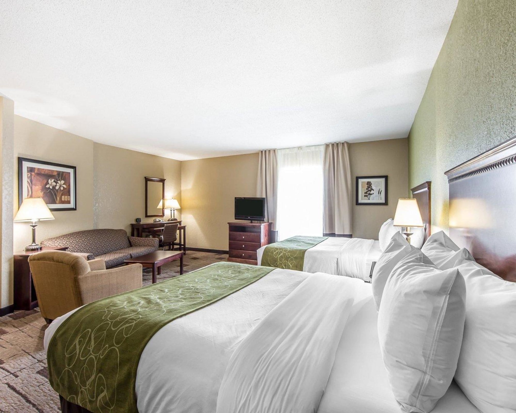 Suite, 2 Queen Beds, Sofa, Accessible