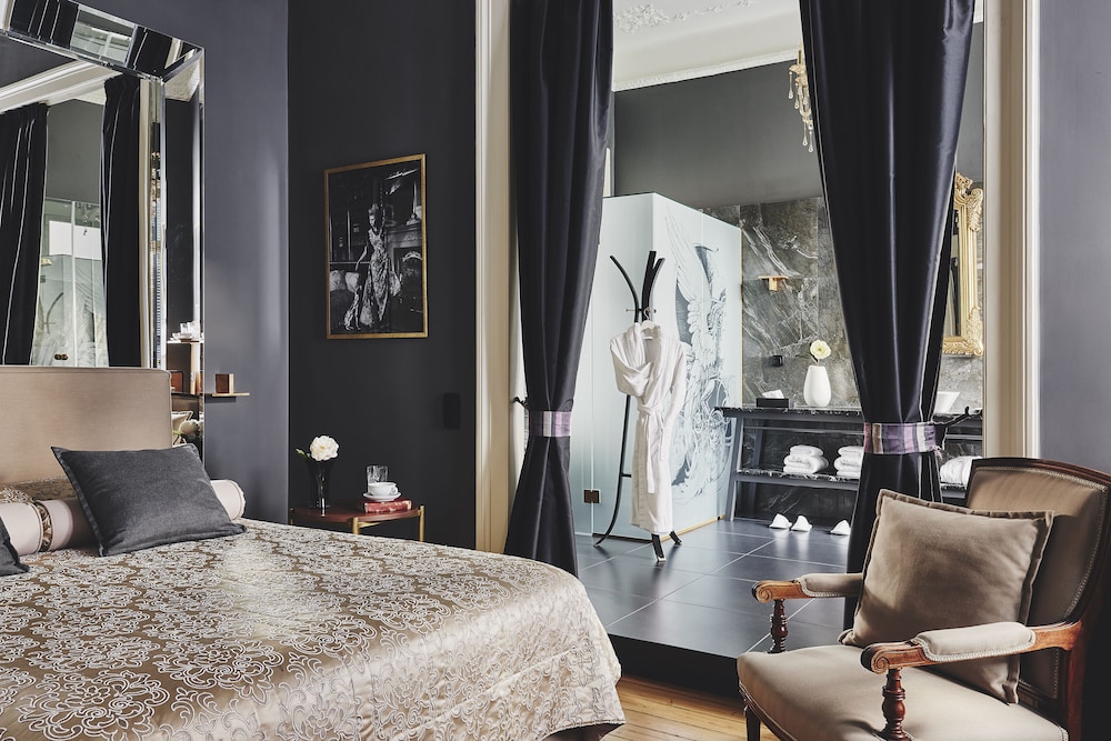 SIGNATURE, SUITE, KING BED, QUEEN BED