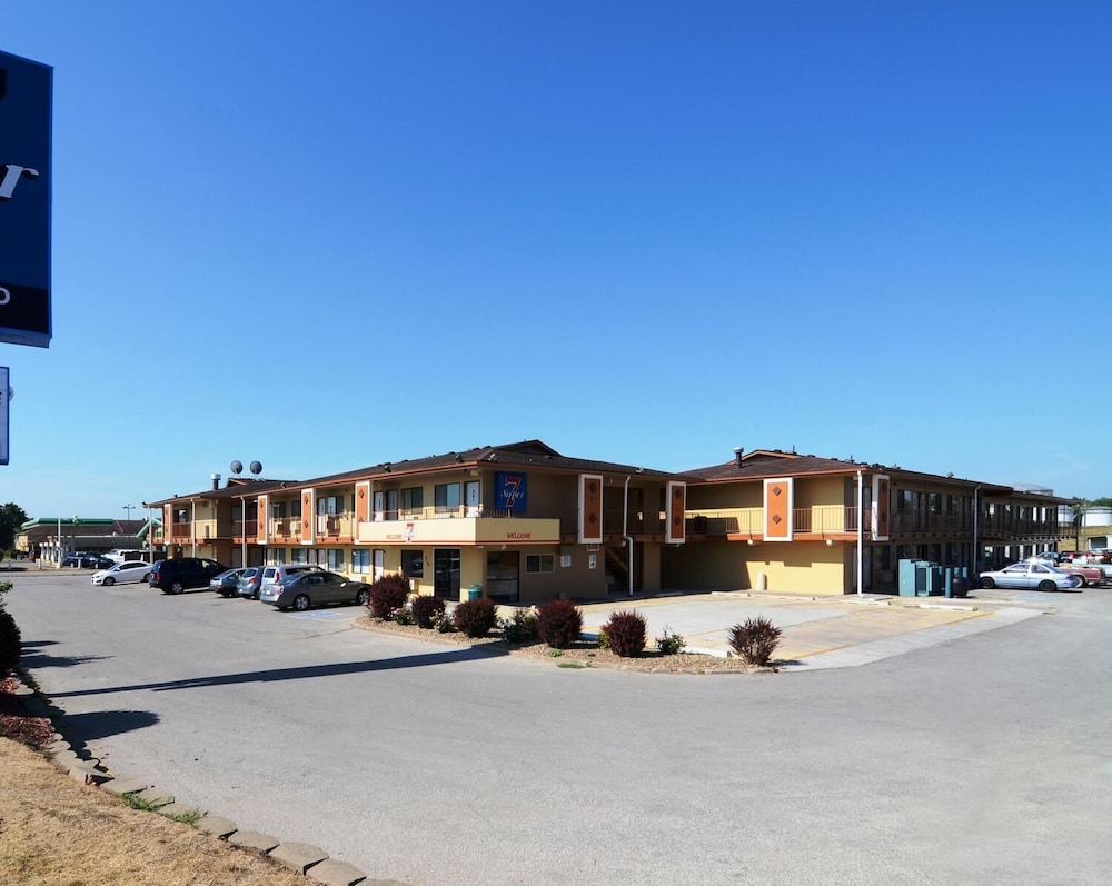 Super 7 Motel 1/22