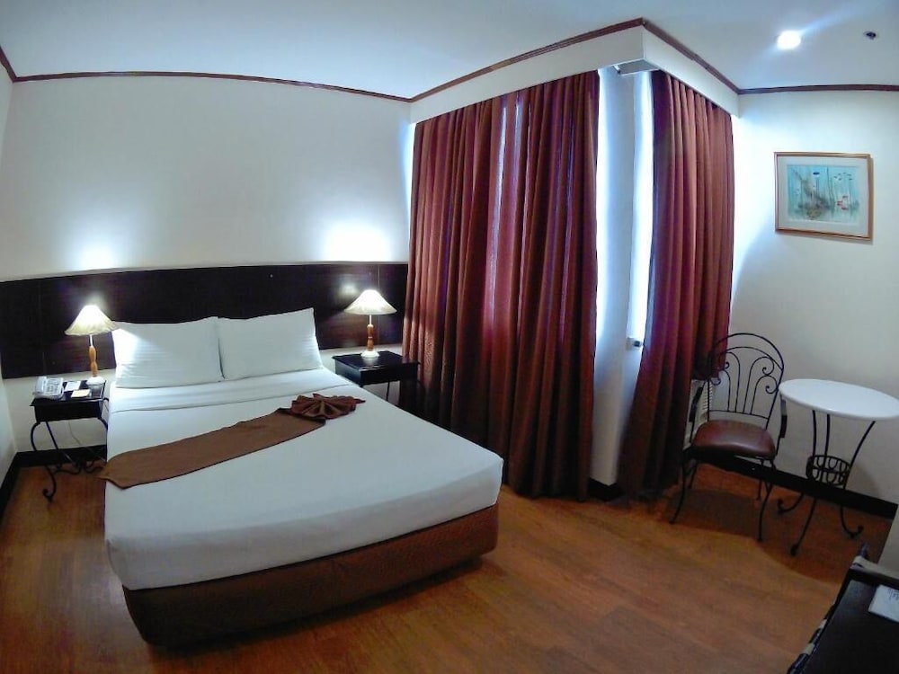 Golden Peak Hotel and Suites powered by Cocotel 12/63