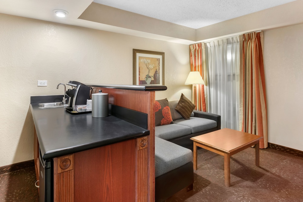 Holiday Inn Express Chicago Downers Grove 45/74