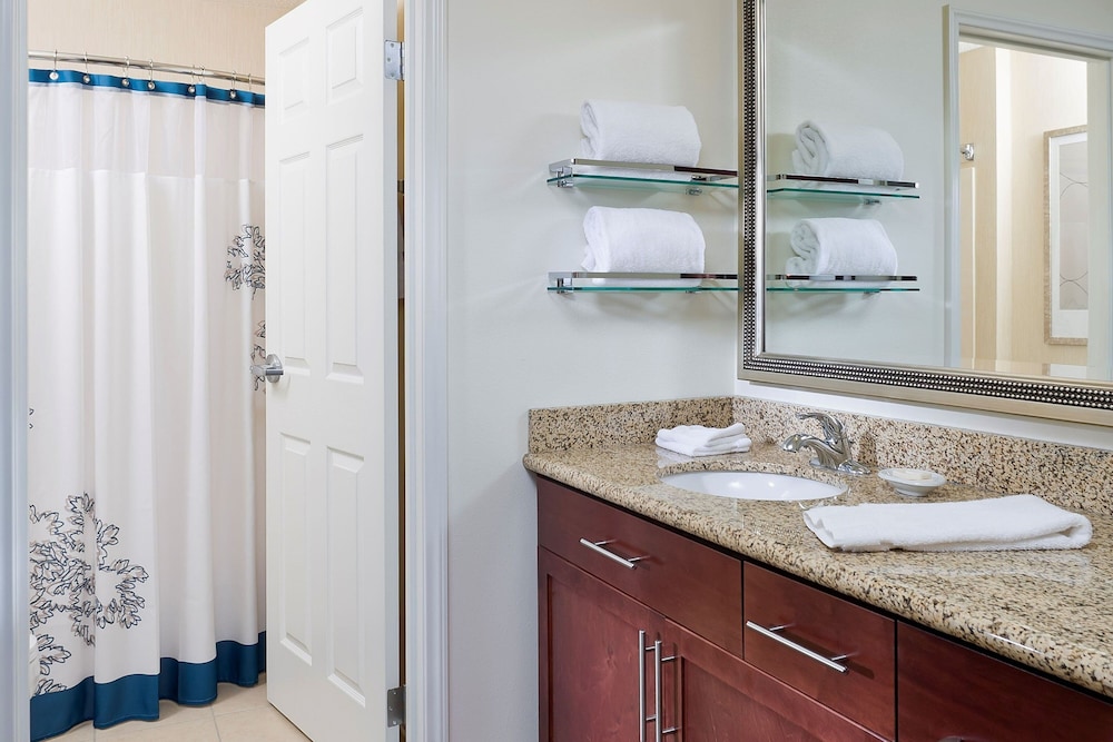 MainStay Suites Appleton Airport - Fox River Mall Area 45/46