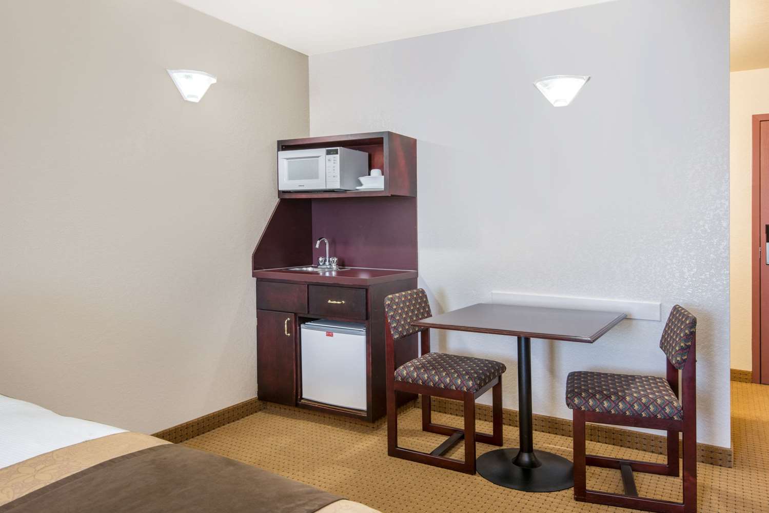 Ramada By Wyndham Lloydminster 23/27
