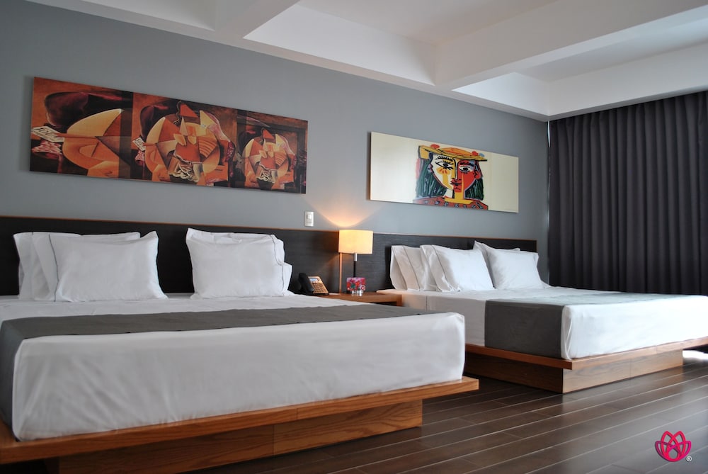 Hotel Y Tu 7/28