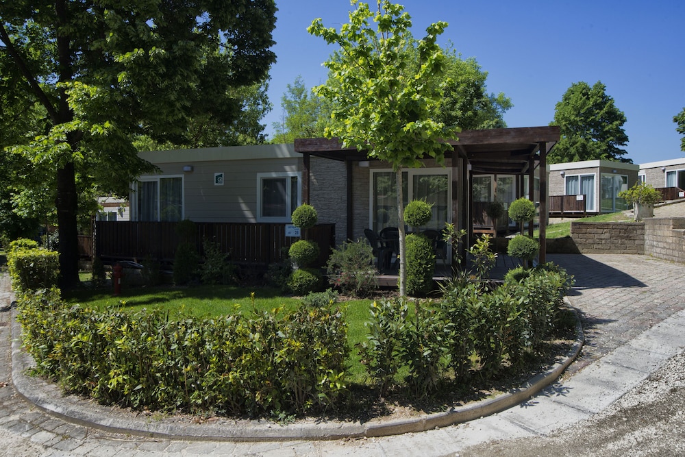 Flaminio Village Bungalow Park Campground 66/71