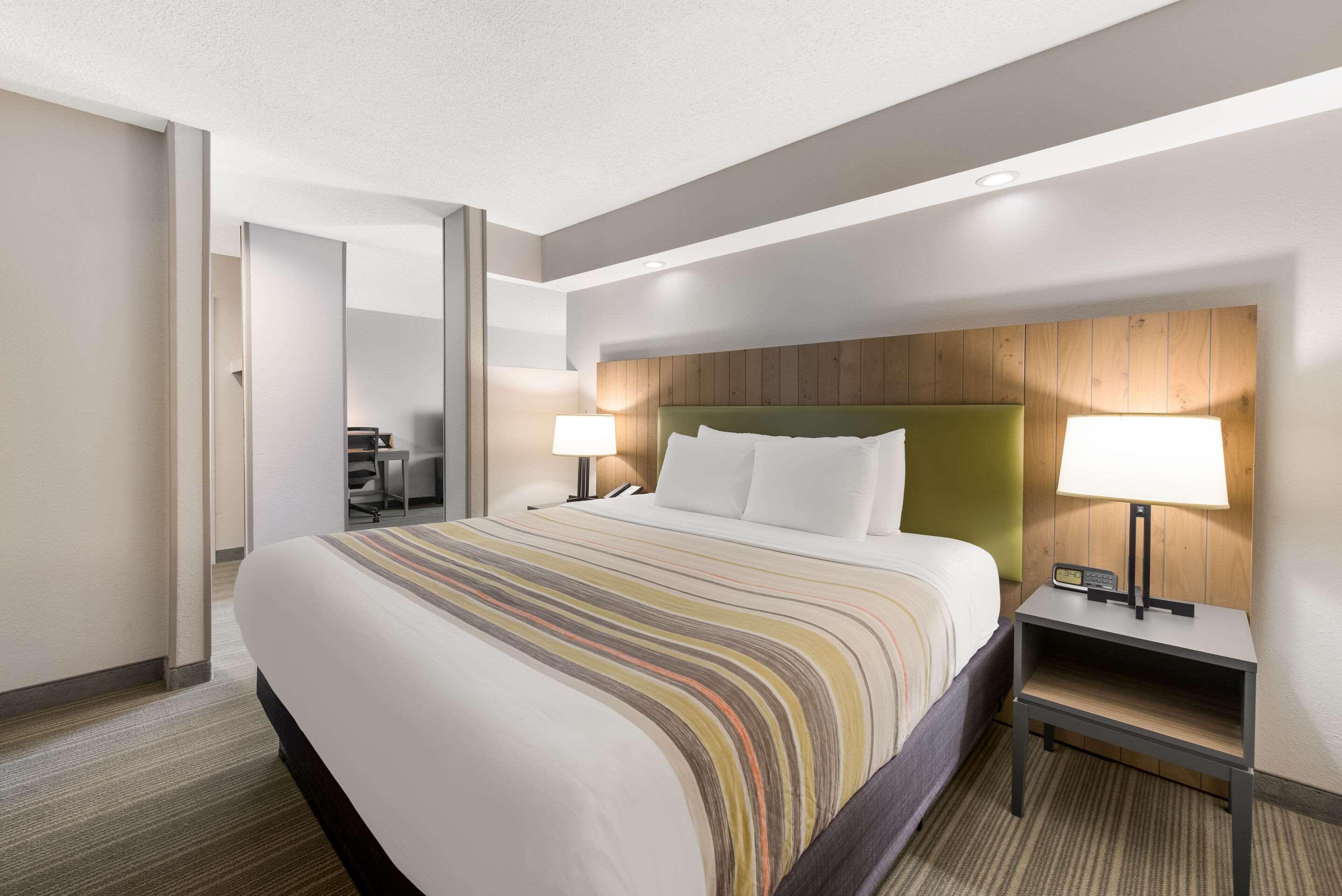 SUITE, KING BED