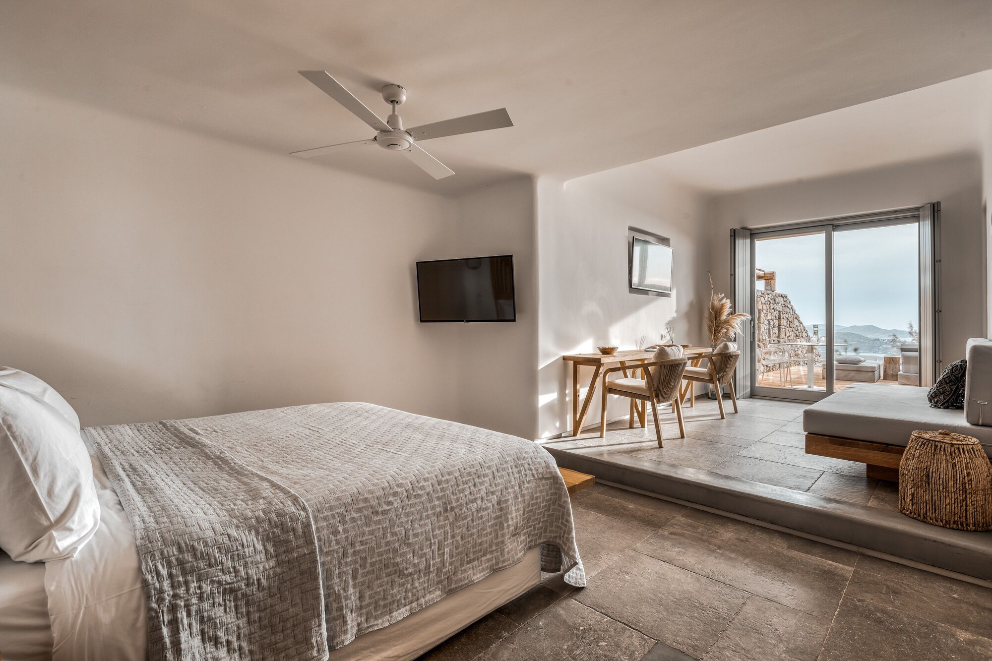 SUITE, KING BED, SEA VIEW, JETTED TUB