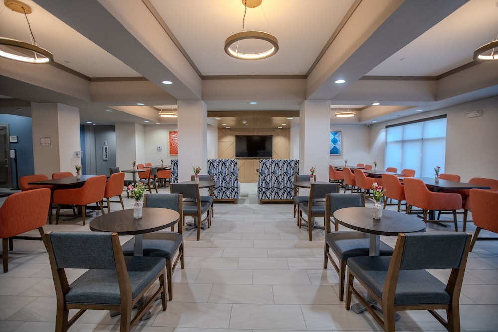 Holiday Inn Express Hotel And Suites Cleveland 41/55