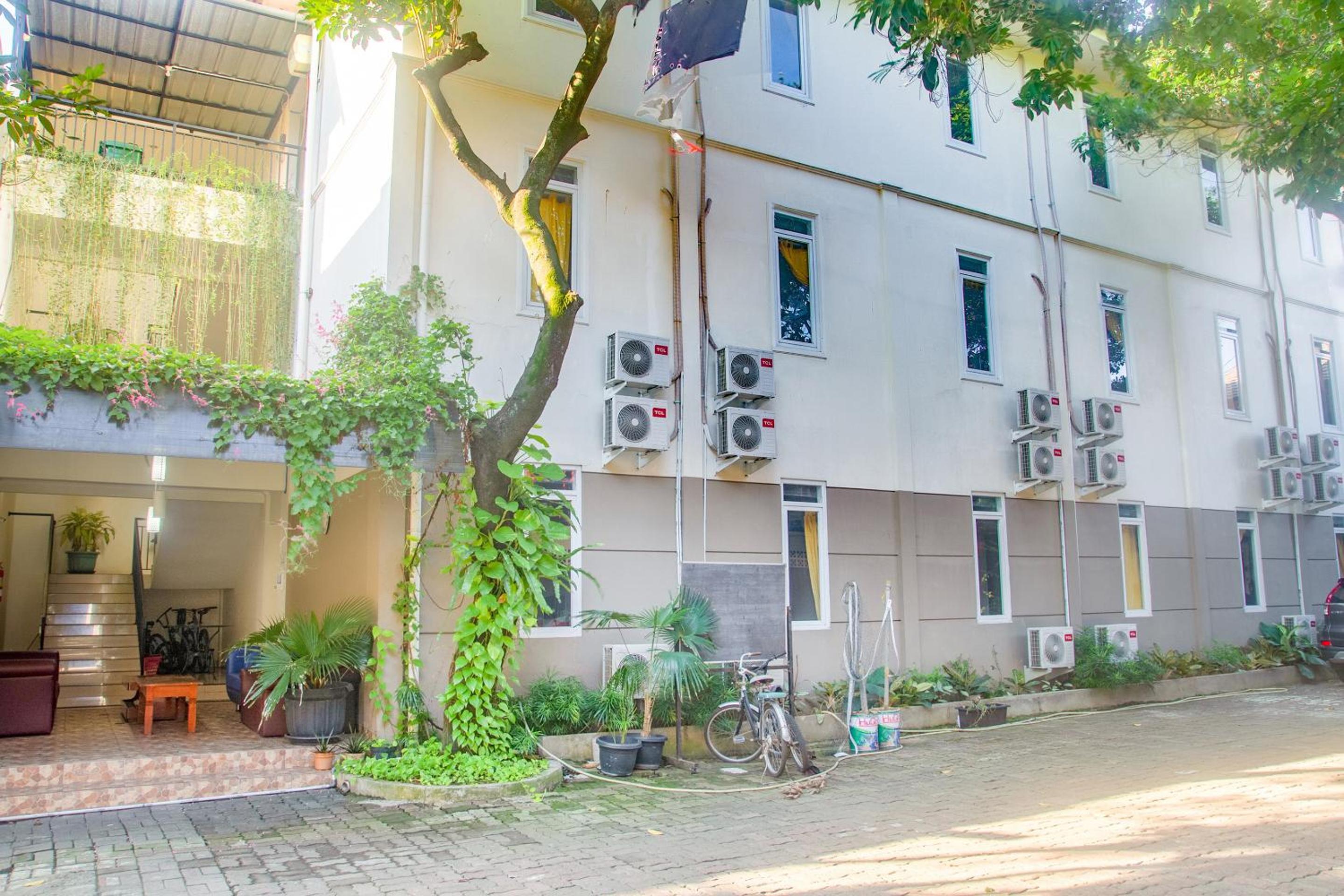 Reddoorz Plus Near Upn Veteran Jakarta 3/50