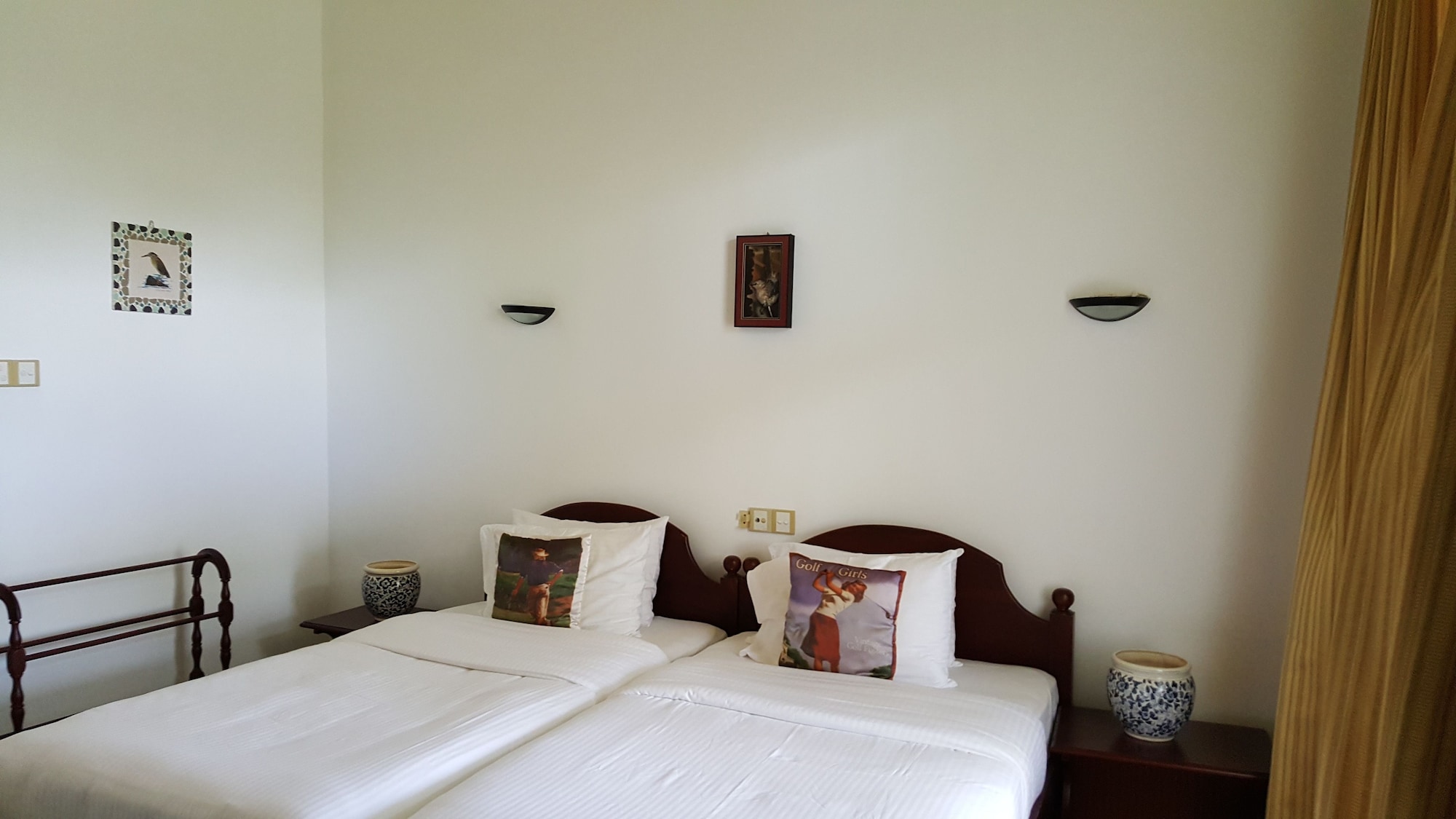 1 BEDROOM, DELUXE, DOUBLE OR TWIN BED, MOUNTAIN SIDE, GOLF COURSE VIEW