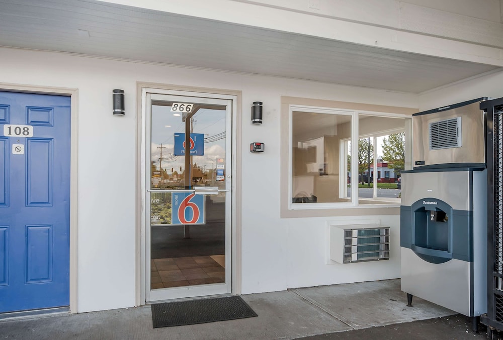 Motel6 Burlington, WA 8/45