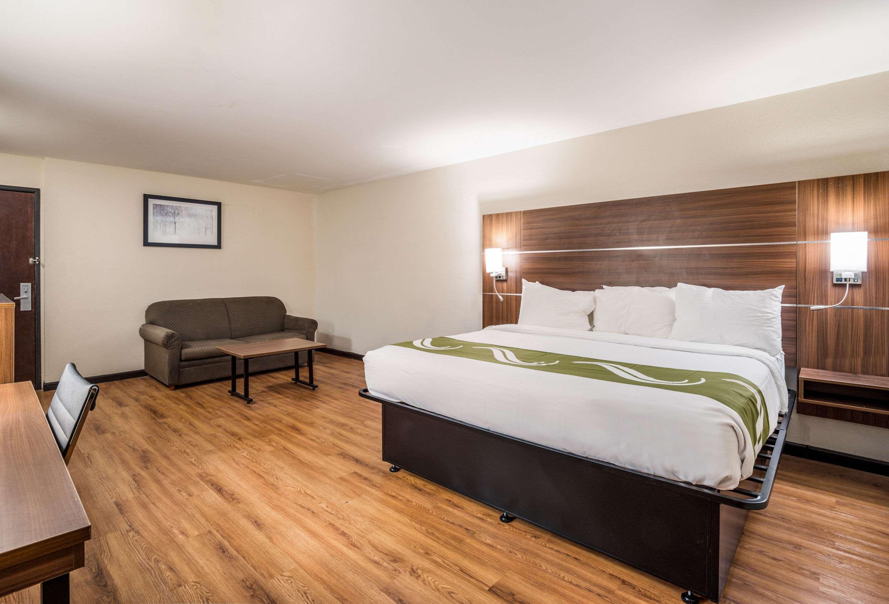 SUITE, KING BED