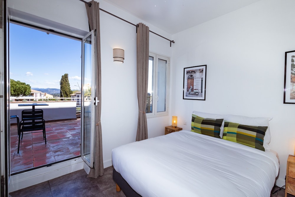 City, Twin Beds