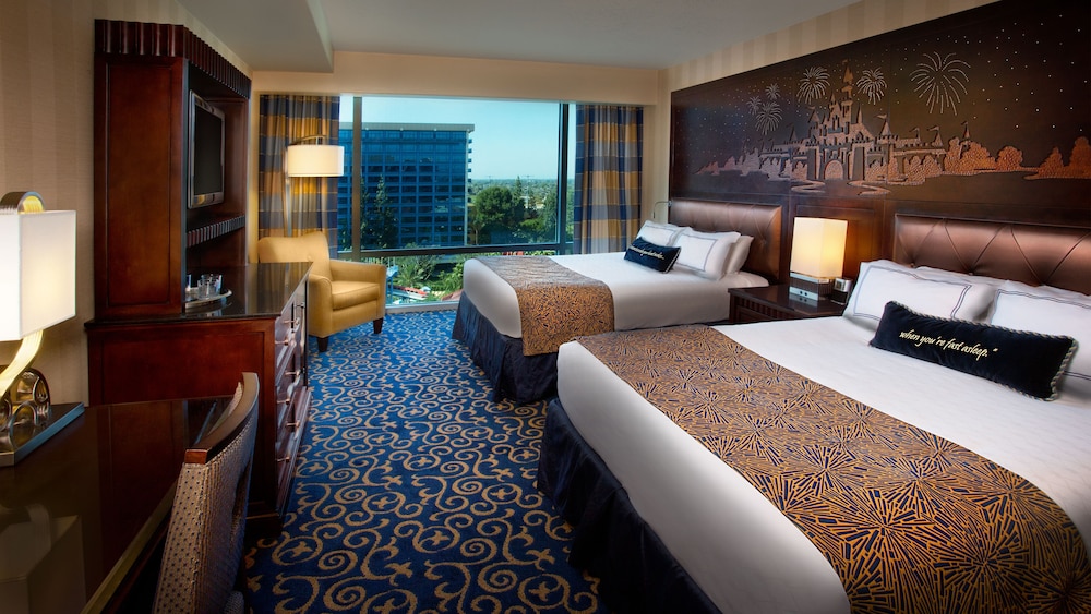 Disneyland Hotel 34/70