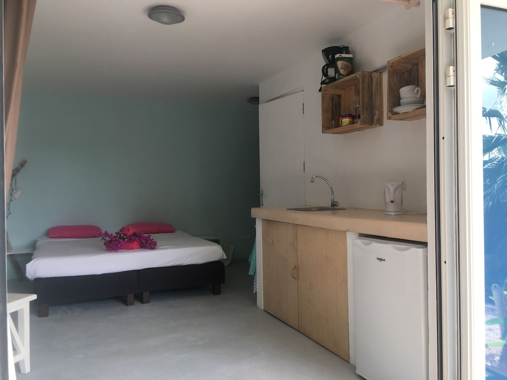 Tropical Breeze Apartments 18/49