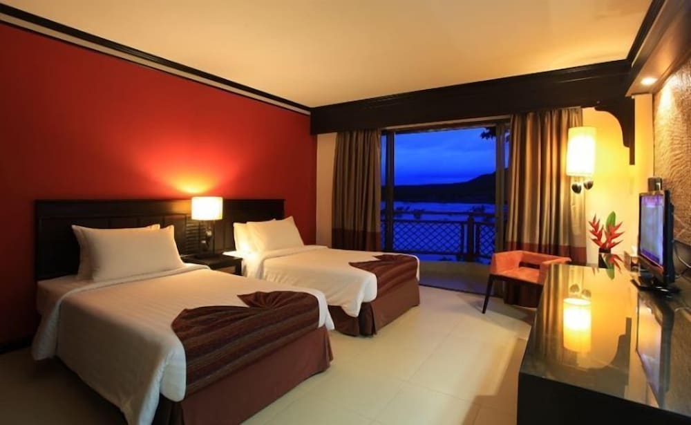 CLASSIC, TWIN BEDS, RIVER VIEW