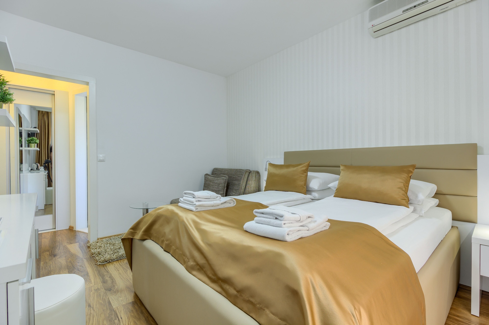 STANDARD, DOUBLE OR TWIN BED, PARTIAL SEA VIEW, BALCONY