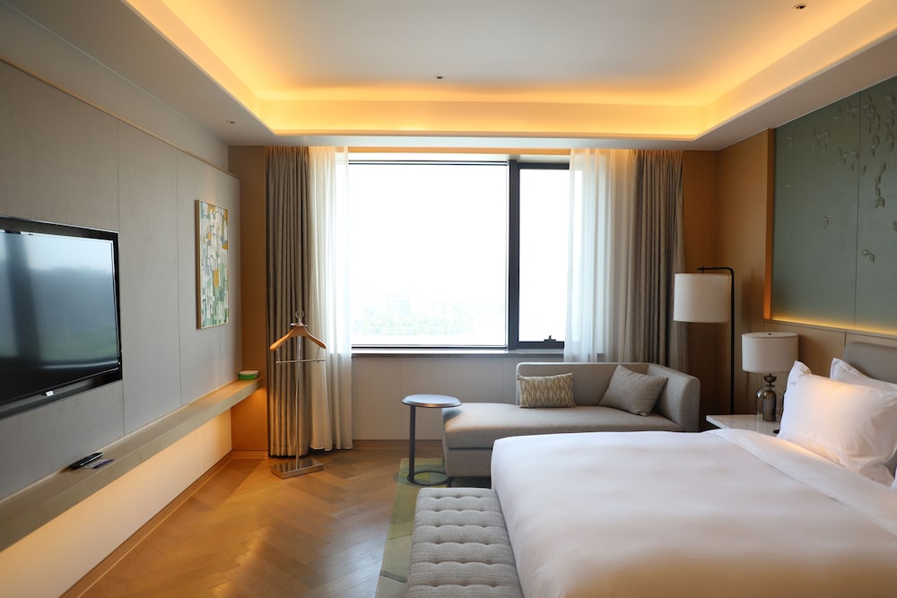1 Bedroom, Suite, Single Bed, Top Floor, Holiday Inn Zhengzhou High-Tech Zone 2/6