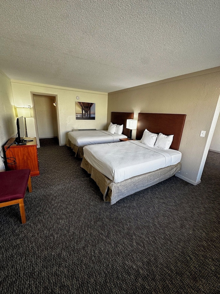 Ramada By Wyndham Virginia Beach 8/37