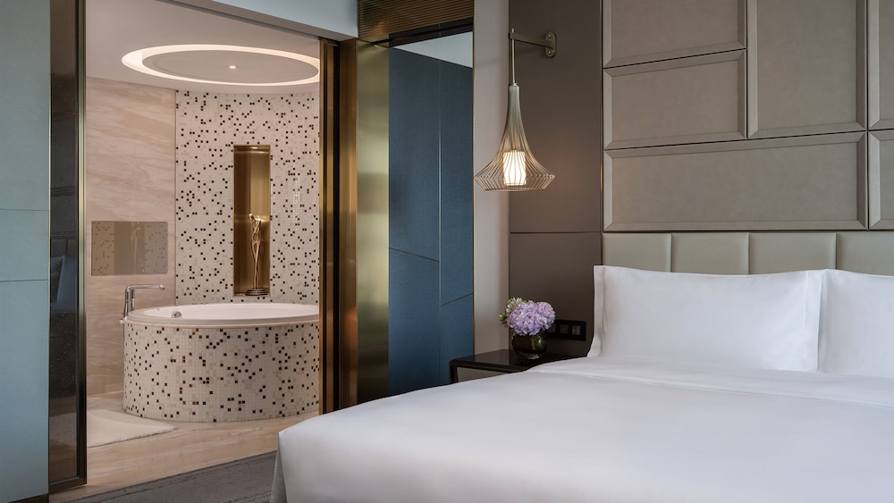 1 Bedroom, Suite, King Bed, Dining Area