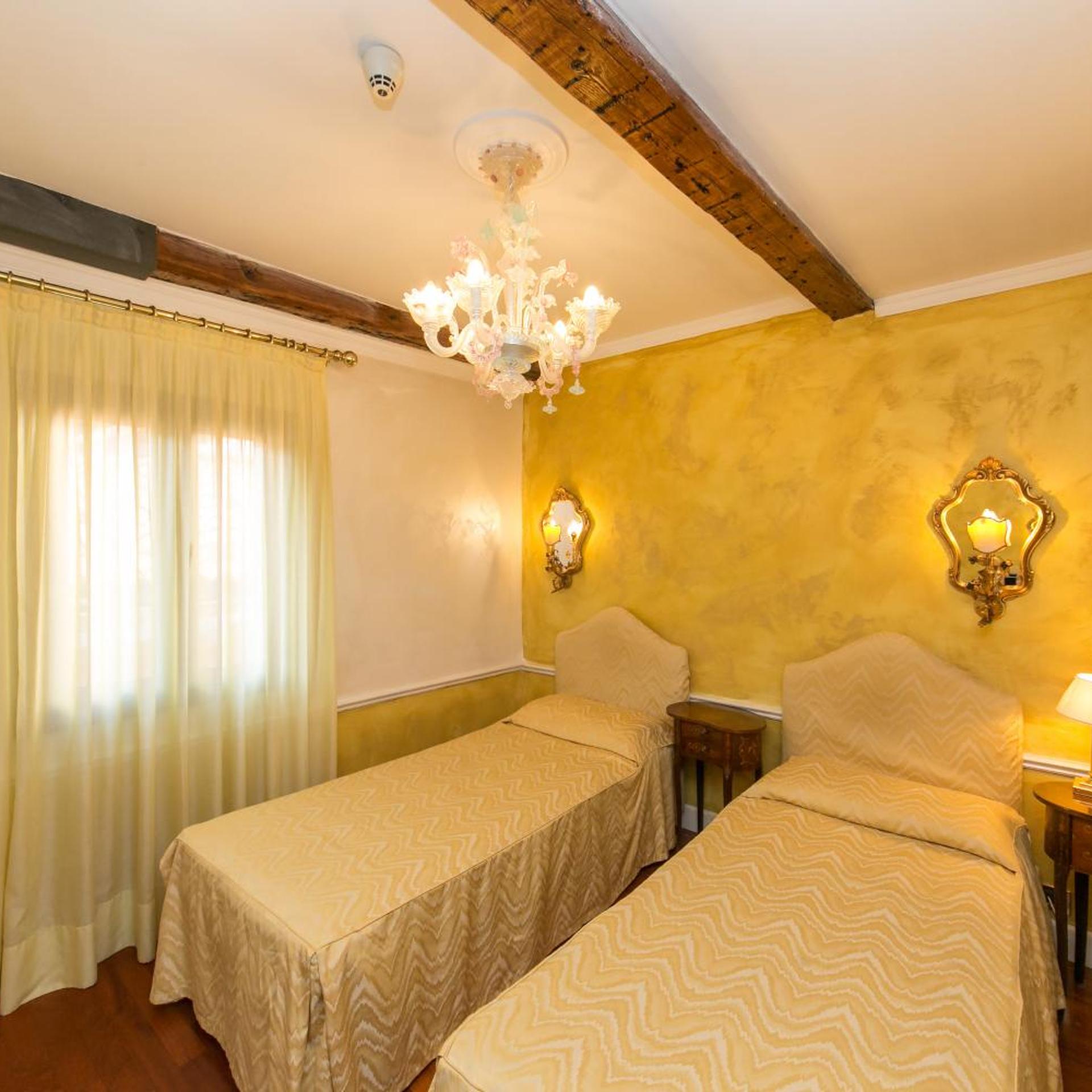 Room, Double or Twin Bed, Hotel Pantalon 3/5